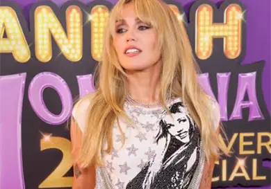 Miley rinde homenaje a su madrina