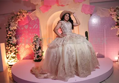 Luna, una cumpleañera muy mexicana Luna, una cumpleañera muy mexicana