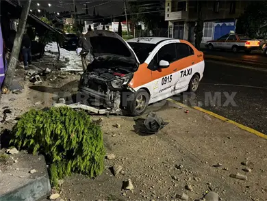 Taxi causa destrozos tras ser impactado