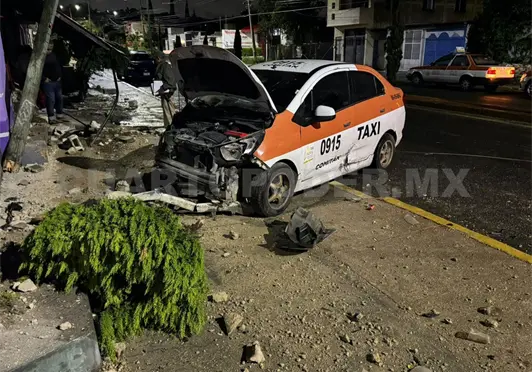 Taxi causa destrozos tras ser impactado