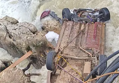 Auto cae de puente y corriente de río lo arrastra Auto cae de puente y corriente de río lo arrastra