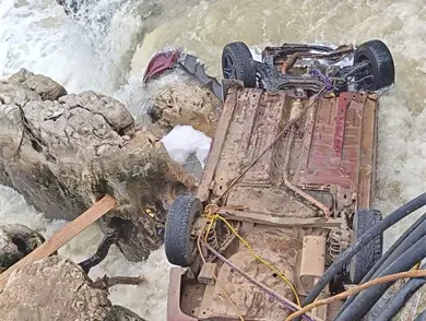 Auto cae de puente y corriente de r&iacute;o lo arrastra