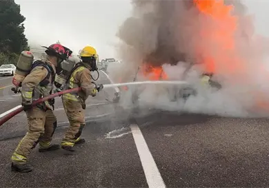 Colisionan par de autos en carretera y uno se incendia Colisionan par de autos en carretera y uno se incendia