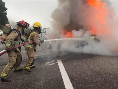 Colisionan par de autos en carretera y uno se incendia