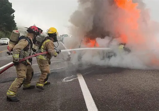 Colisionan par de autos en carretera y uno se incendia