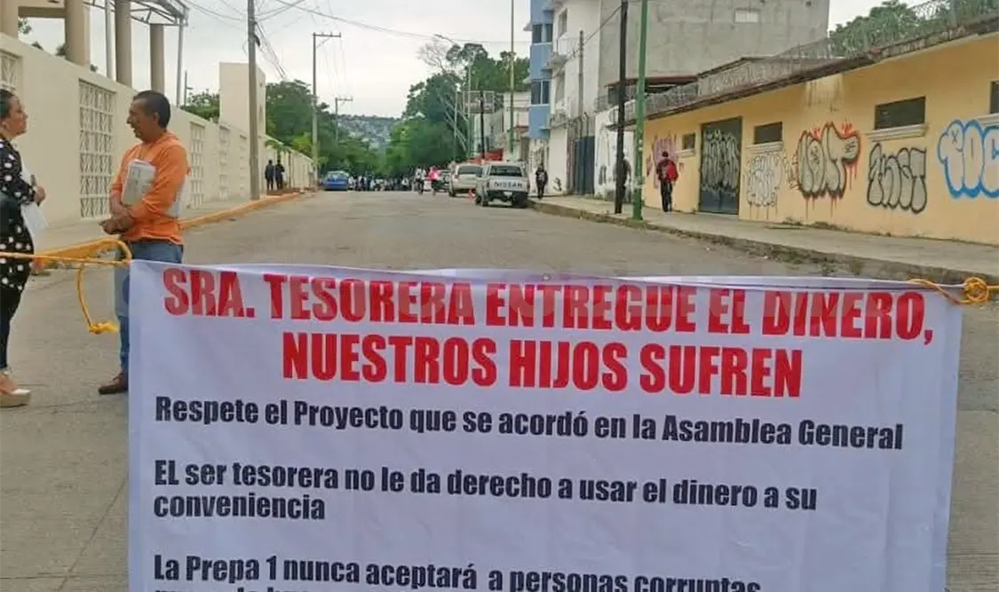 Toman la Prepa 1; tesorera no quiere entregar recurso