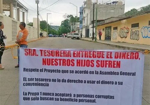Toman la Prepa 1; tesorera no quiere entregar recurso