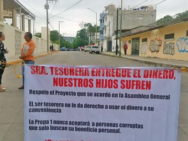 Toman la Prepa 1; tesorera no quiere entregar recurso