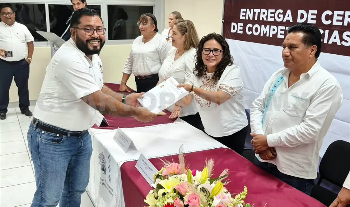 Aspecto de la entrega de reconocimientos. Cortesía