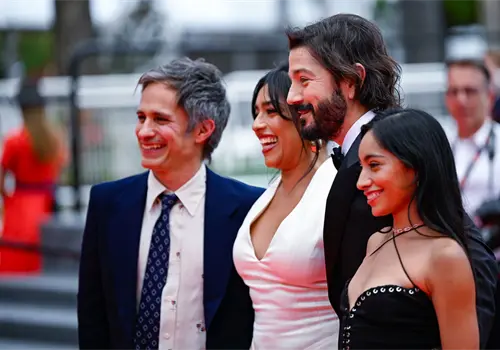 Presenta Diego Luna Ceniza en la boca