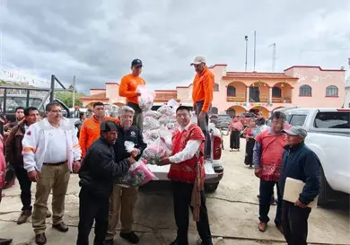 Entregan apoyos a familias damnificadas por lluvias Entregan apoyos a familias damnificadas por lluvias