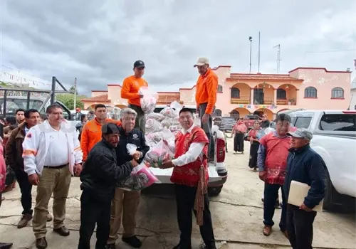 Entregan apoyos a familias damnificadas por lluvias