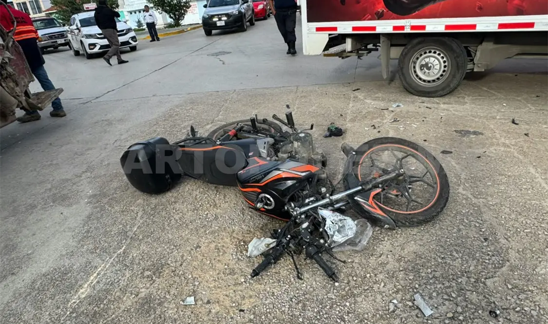 Existen dos versiones: una que la moto iba en sentido contrario y otra que el chofer de la unidad repartidora intentó ganarle el paso. Juan Orel / CP