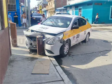 Taxi sale proyectado hacia un bolardo tras choque Taxi sale proyectado hacia un bolardo tras choque