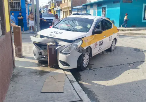 Taxi sale proyectado hacia un bolardo tras choque Taxi sale proyectado hacia un bolardo tras choque