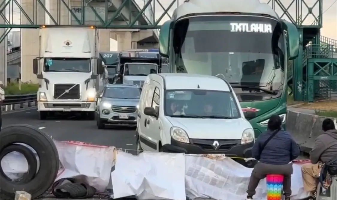 Mantienen bloqueo en la México-Toluca