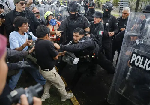 Eval&uacute;a la CNDH a v&iacute;ctimas de represi&oacute;n