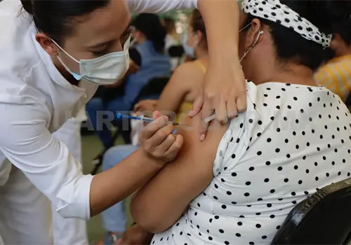 Tres vacunas simult&aacute;neas para frenar covid e influenza