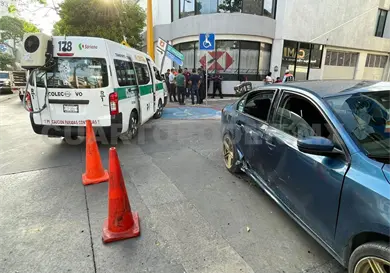 Colisionan una combi y particular por semaforazo Colisionan una combi y particular por semaforazo