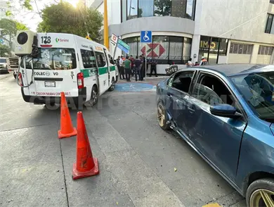 Colisionan una combi y particular por semaforazo