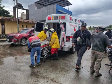 Dos heridos al impactar moto contra autom&oacute;vil