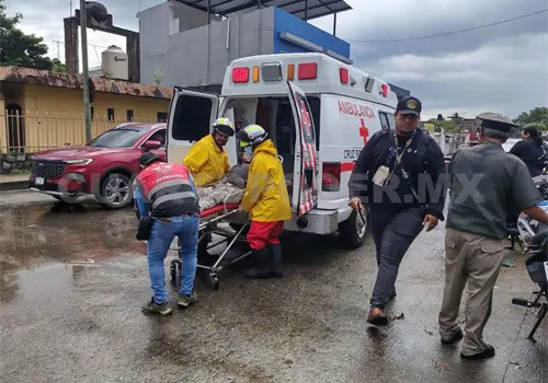Dos heridos al impactar moto contra autom&oacute;vil