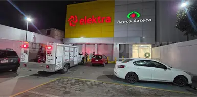 Dejan encerrados en elevador a clientes de tienda