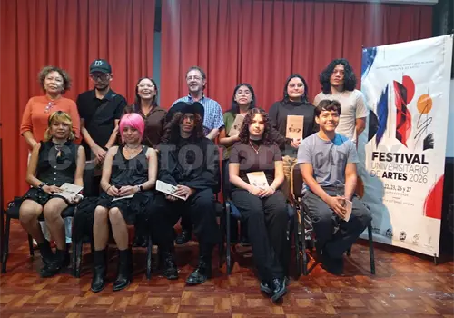 Presentan plaquette po&eacute;tico visual en festival de artes