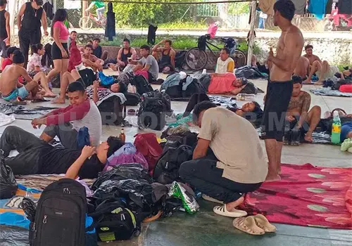 Migrantes seguir&aacute;n su camino a&uacute;n enfermos