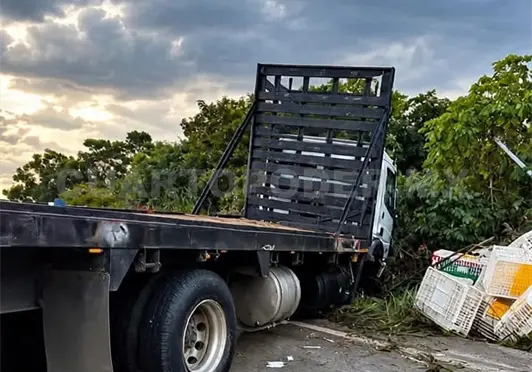 Cami&oacute;n se estampa en muro y paraliza el tr&aacute;fico