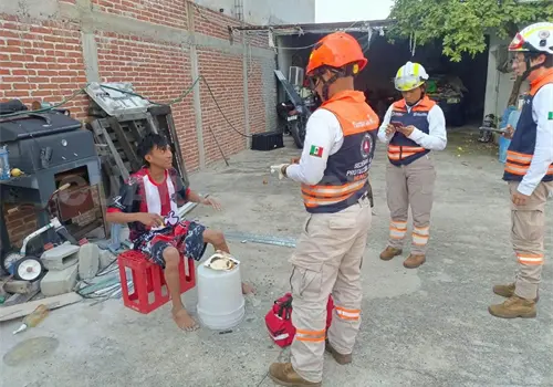 Rescatan a un joven atrapado en dren pluvial Rescatan a un joven atrapado en dren pluvial