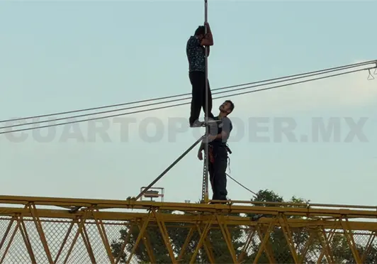 Rescatan a sujeto que amenazaba con arrojarse Rescatan a sujeto que amenazaba con arrojarse