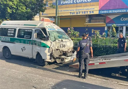 Colectivazo deja a tres pasajeros lesionados Colectivazo deja a tres pasajeros lesionados
