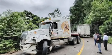 Colisión de tráileres bloquea la carretera Colisión de tráileres bloquea la carretera