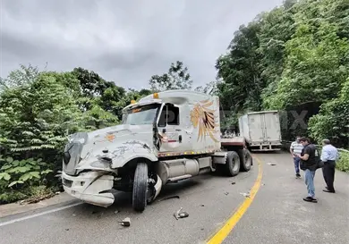 Colisi&oacute;n de tr&aacute;ileres bloquea la carretera