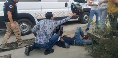 Dejan tirado a motorista atropellado en un cruce Dejan tirado a motorista atropellado en un cruce