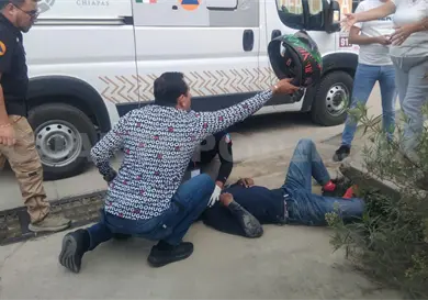 Dejan tirado a motorista atropellado en un cruce Dejan tirado a motorista atropellado en un cruce