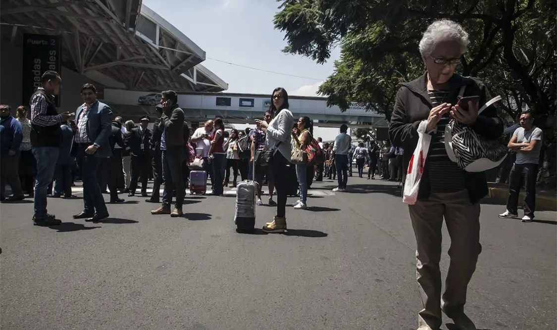 Realizan simulacro de sismo en el AICM
