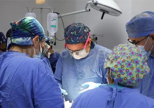 Exitoso trasplante renal de padre a hijo