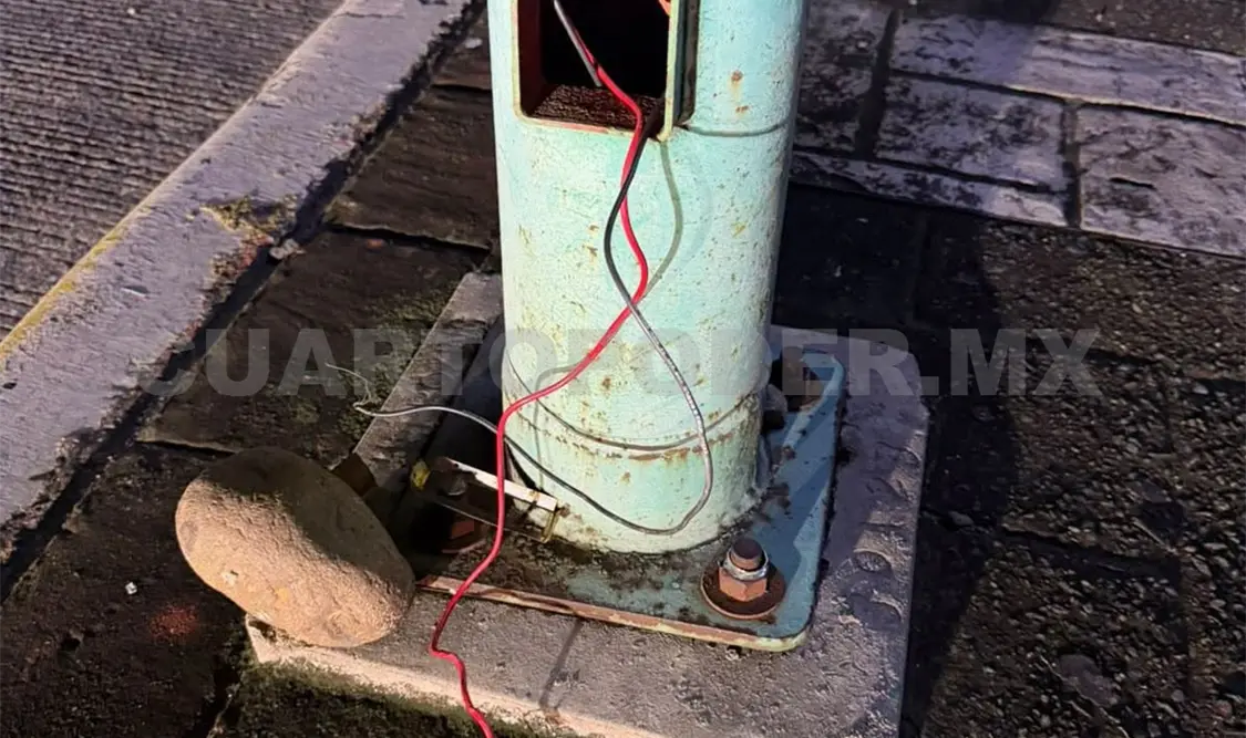 En la imagen se observa el cableado arrancado de un poste, lo que provocó un corto circuito. Rafael Victorio / CP