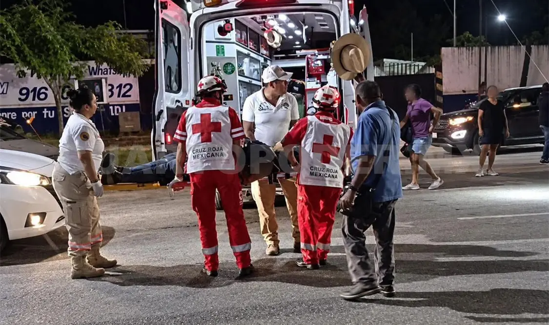 Paramédicos de Protección Civil y de la Cruz Roja auxiliaron al motociclista, debido a la fractura que presentaba. Cortesía