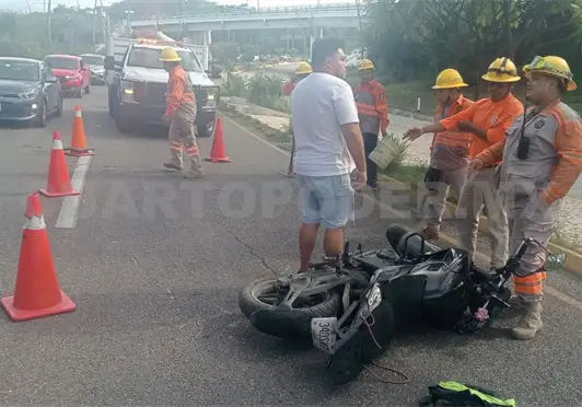 Derrapan en una motocicleta y quedan malheridos