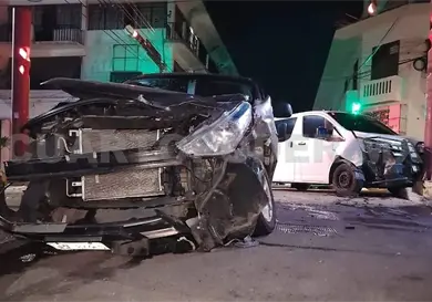 Semaforazo en cruce entre sedán y furgoneta Semaforazo en cruce entre sedán y furgoneta