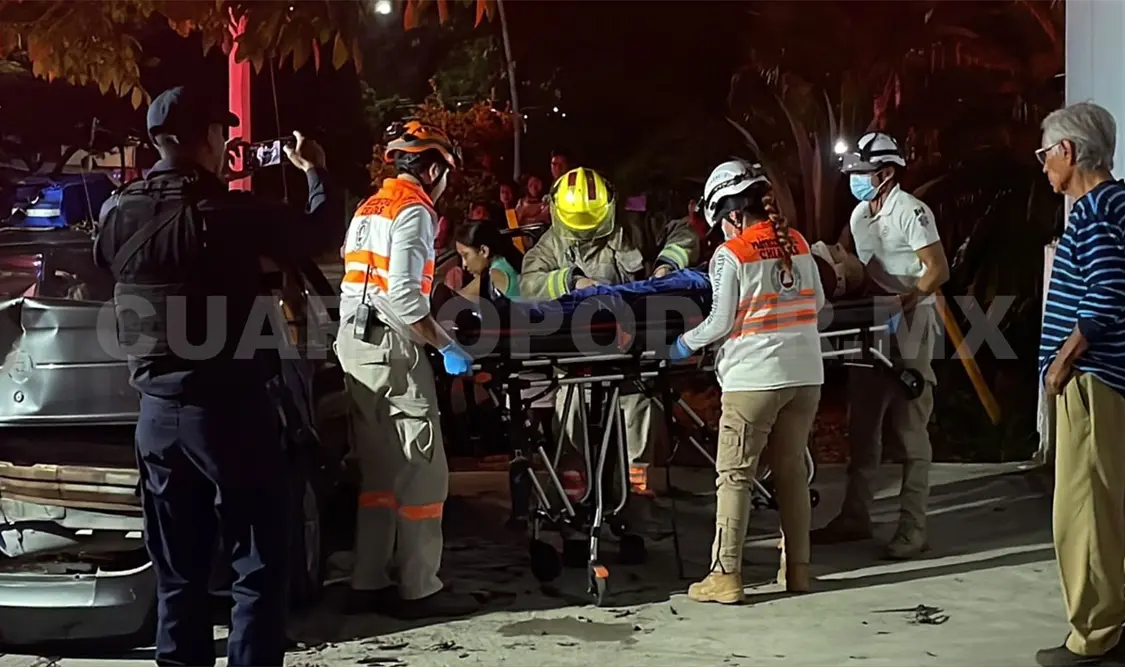 Paramédicos de Protección Civil auxiliaron a los lesionados y los hospitalizaron de urgencia. Ulises Villalobos / CP