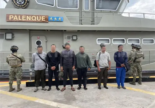 Localizan a migrantes en lancha; seis rescatados