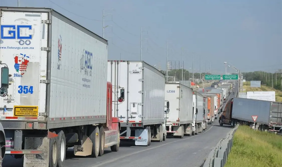 Mantienen paro nacional de transportistas