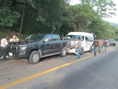 Colectivo estampa por detrás a una pick up Colectivo estampa por detrás a una pick up