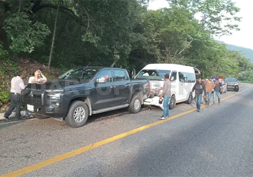 Colectivo estampa por detr&aacute;s a una pick up