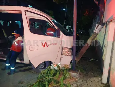 Urvan derriba poste al perder el control Urvan derriba poste al perder el control