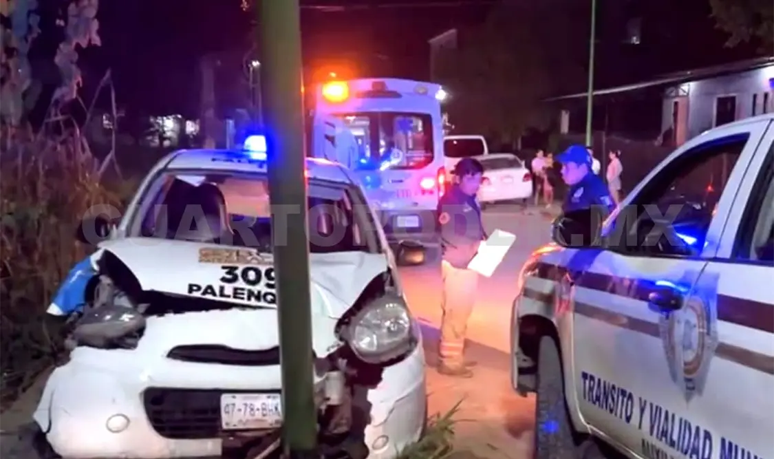 El taxi del sitio Box Balam se destrozó del frente luego de estamparse contra el objeto de madera y la luminaria. Genaro Sánchez / CP